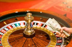 Meja blackjack dengan dealer profesional Pretty Gaming